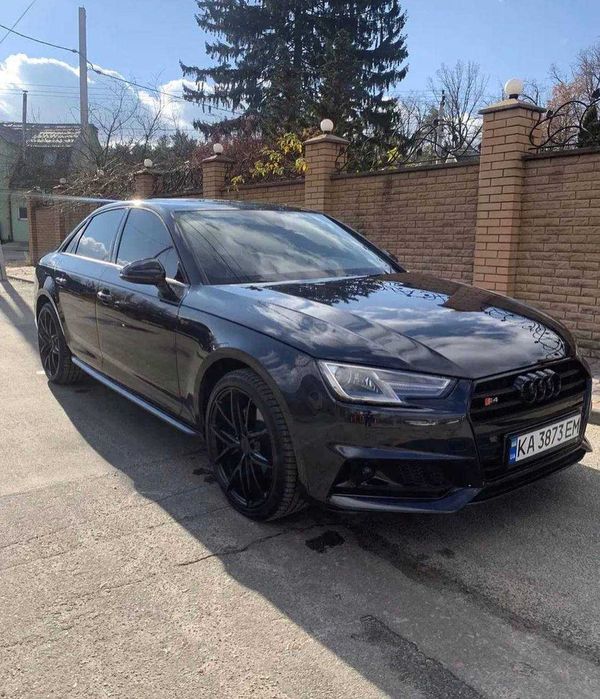 Продам Audi A4 2018