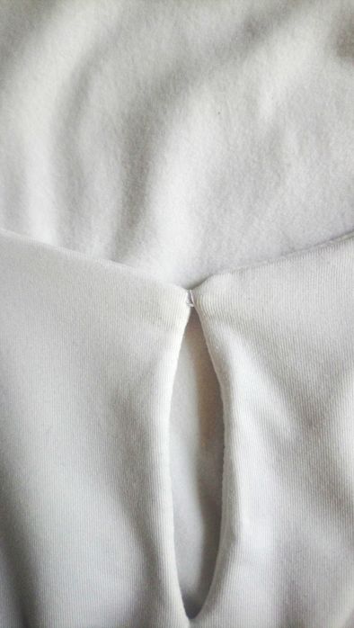 białe body z wycięciem