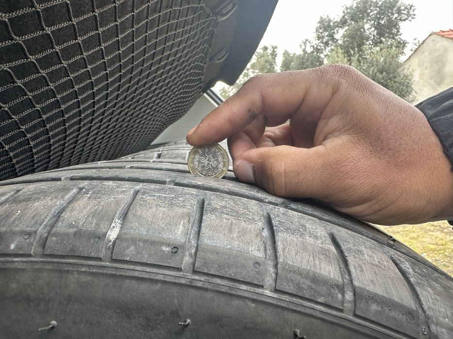 Pneus 205/40 R18  (150€ os quatros)