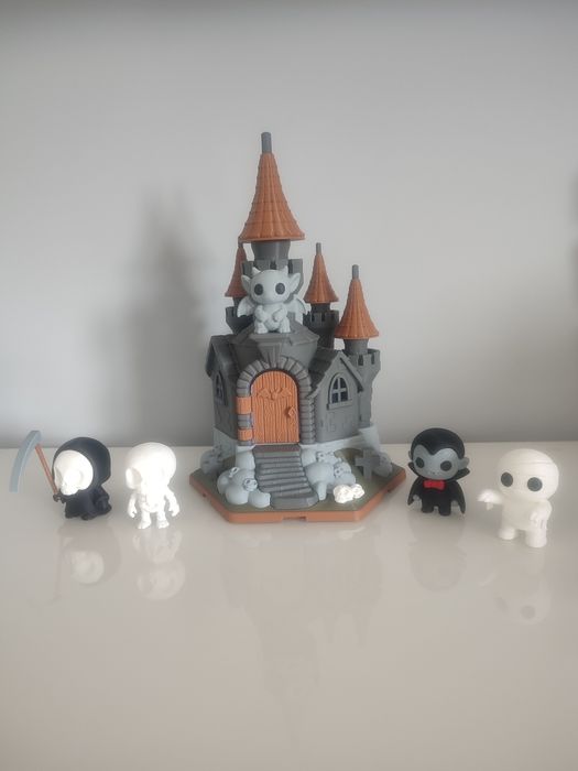 Castelo Assombrado com Figuras de Halloween