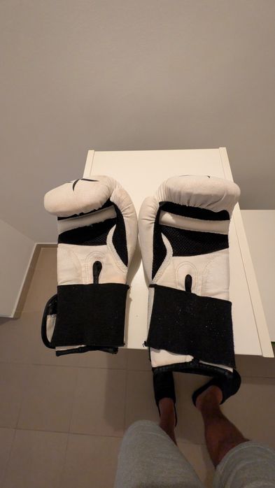 Luvas de boxe brancas