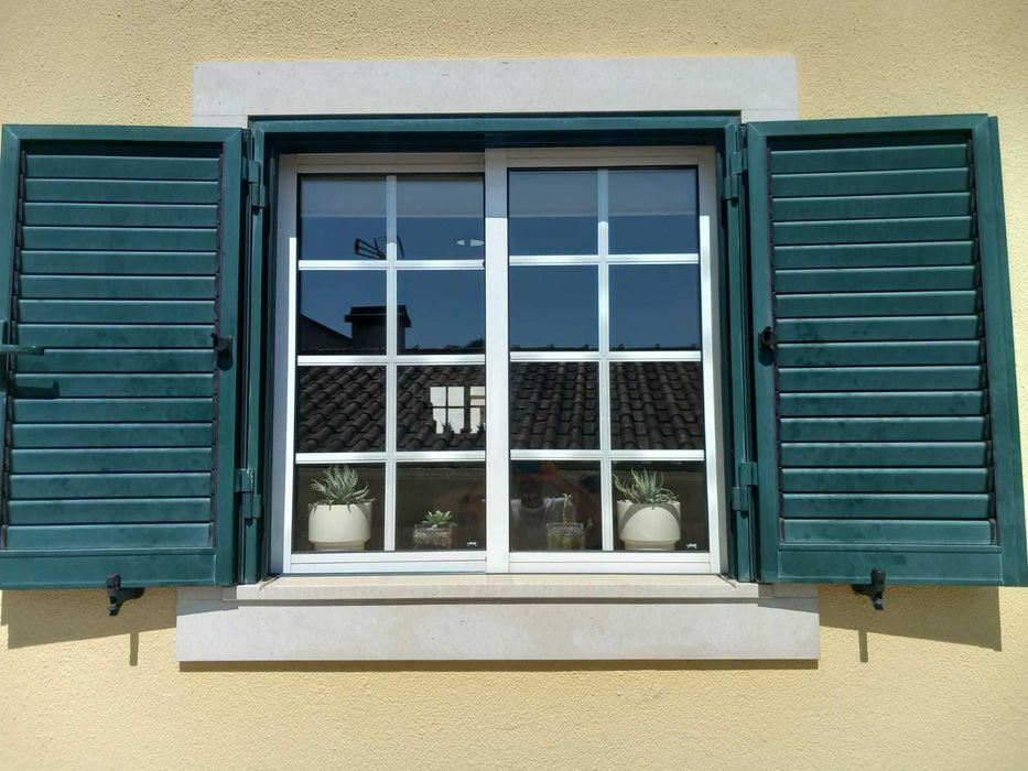 Conjunto de janelas e portadas para moradia
