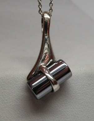 Srebrna zawieszka z hematytem wałek.