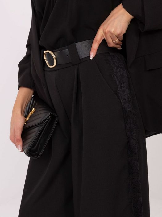 Czarne spodnie ITALY MODA z koronkowymi lampasami – eleganckie