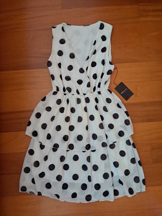 Vestido branco com bolas pretas