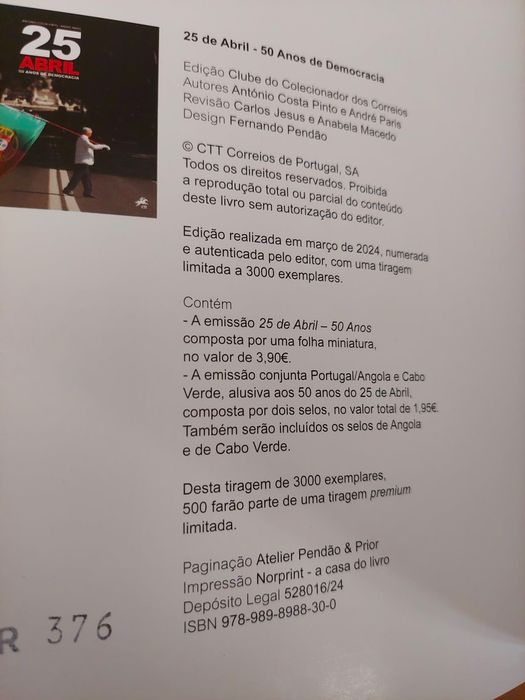 Livro 25 Abril - 50 Anos Democracia CTT Premium c/ Selo de Ouro