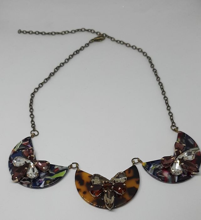 Colar com pedras, novo