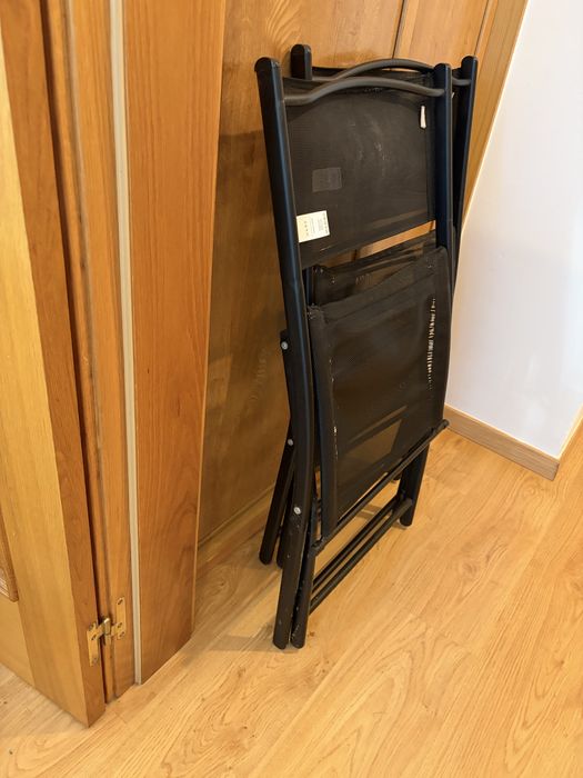 Vendo 2 cadeiras cor preto usadas