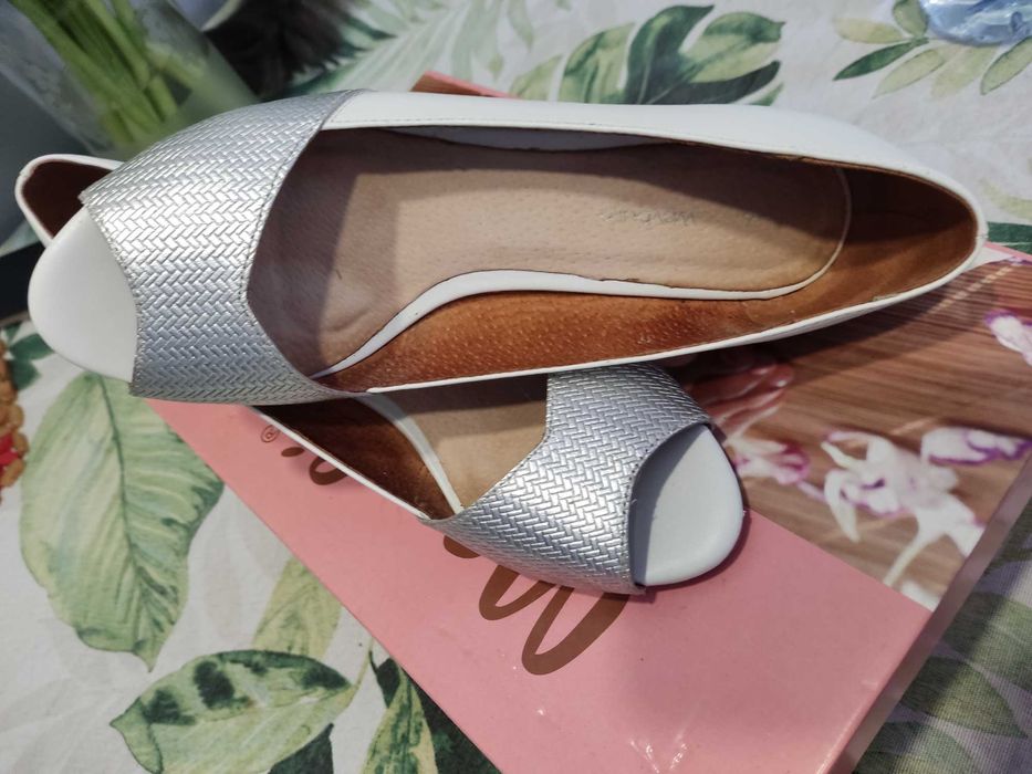 Sapatos brancos e prateados em pele. Tam 37
