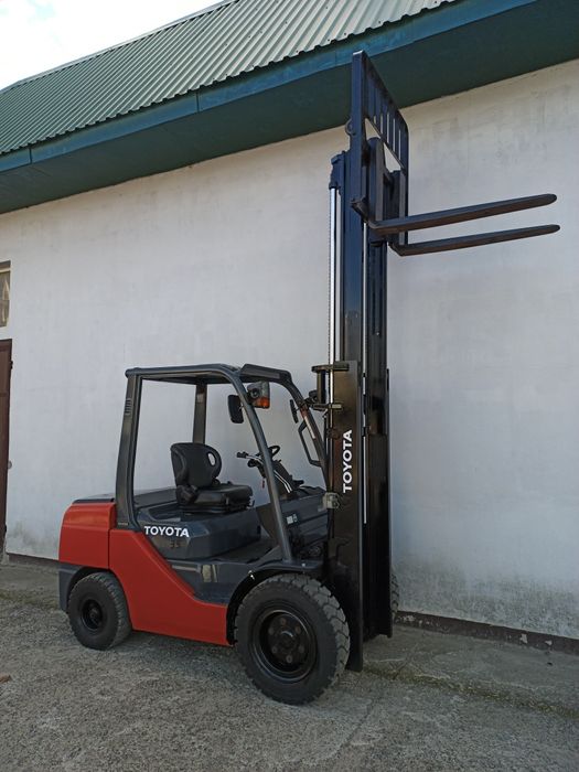 Вилочный погрузчик TOYOTA