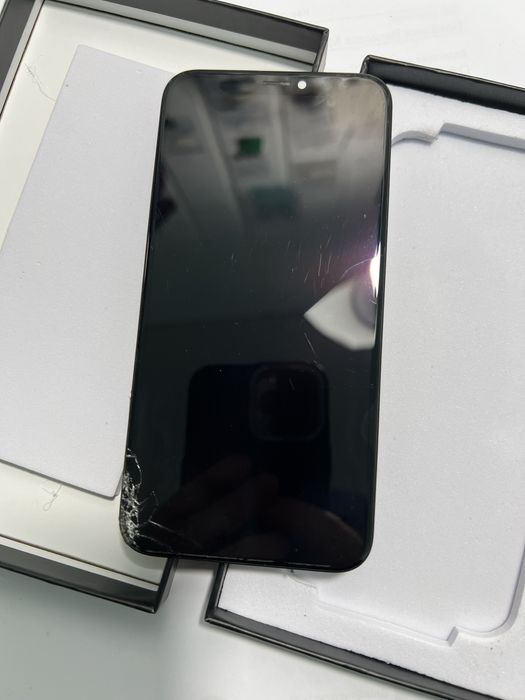 Дисплей  с трещинами Iphohe X оригинальный.