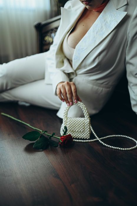 Сумка з білих бусин