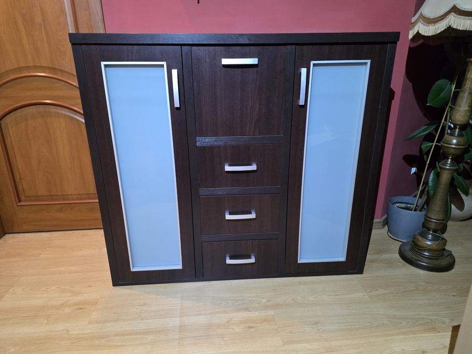 Zestaw solidnych mebli