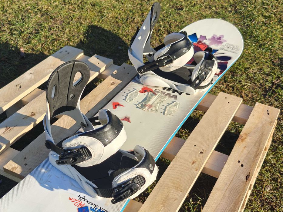 Atom Wild Butterffly 142 + wiązania Roxy - deska snowboardowa