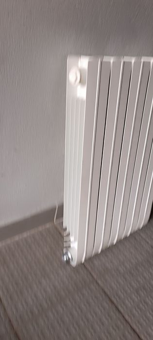 Radiador de parede novo marca ROCA