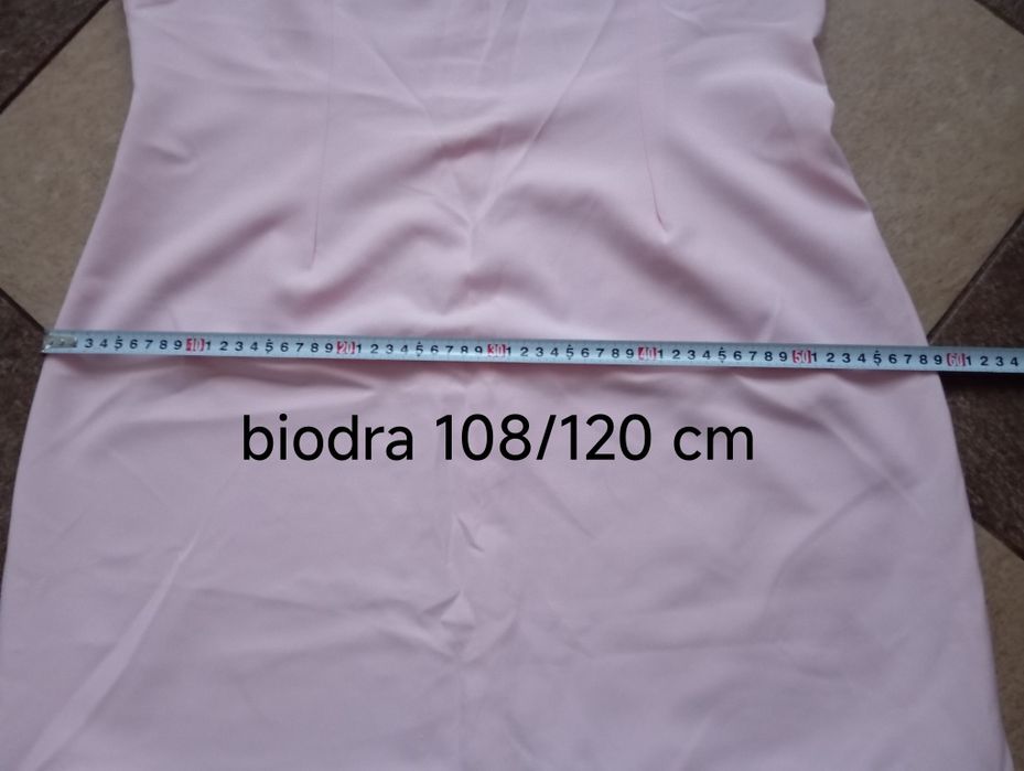 Sukienka lekkiej róż prosta