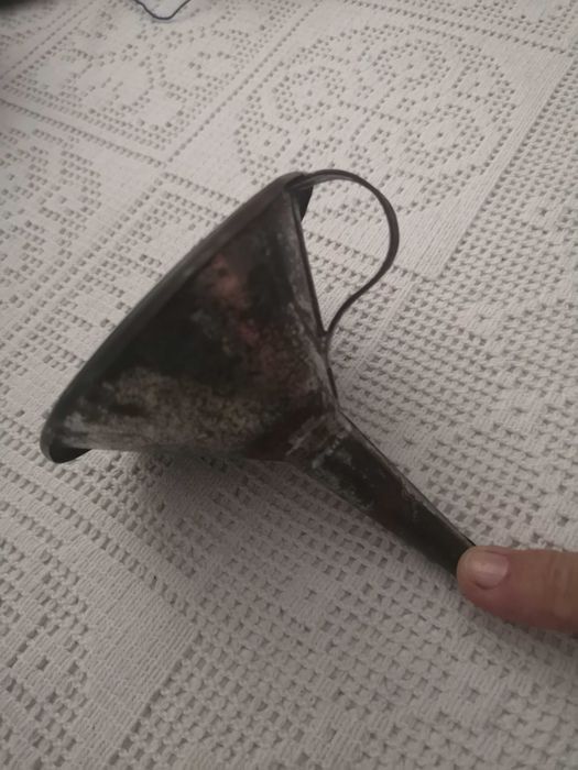 funil em lata usado nas adegas