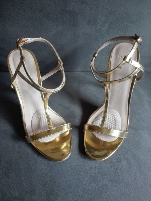 Sandálias douradas ASOS (altura salto: 11cm). Simples e elegantes.