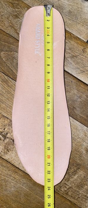 Кросівки жіночі