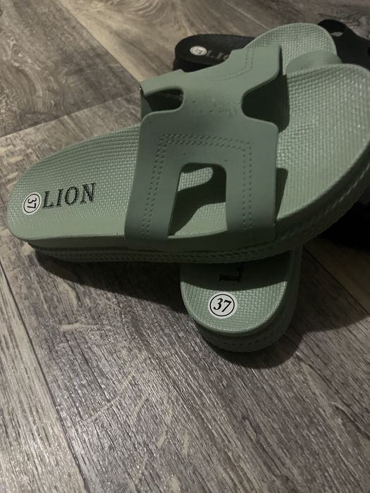 Шльопанці жіночі