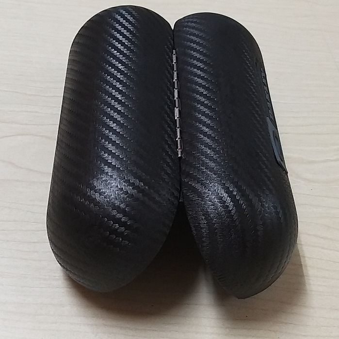 Caixa de óculos Oakley.