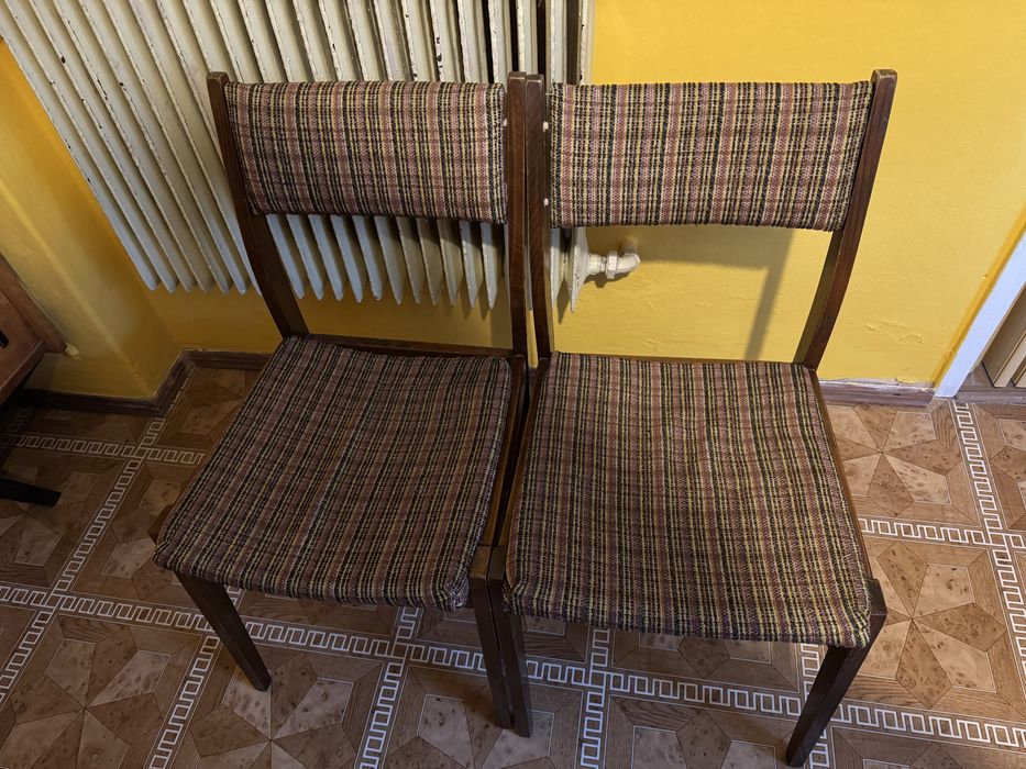 Krzesła PRL stołki