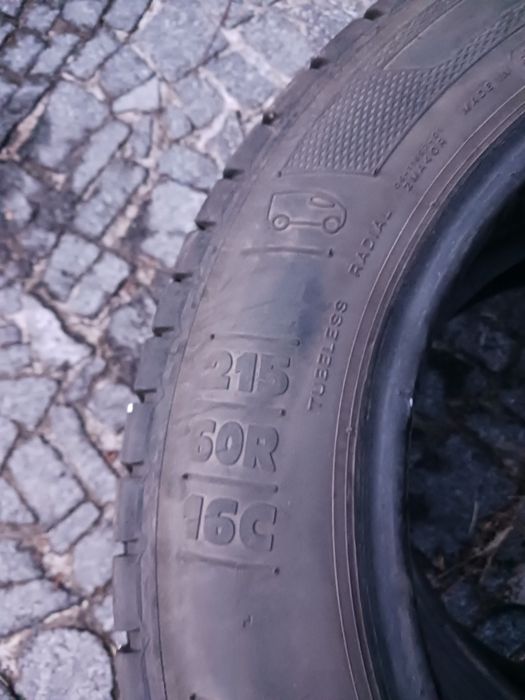 Vendo pneus semi-novos 215/60/16 C Kleber