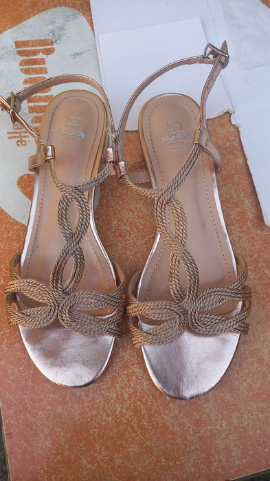 Vendo sandálias dourada