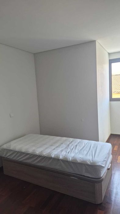 Cama de solteiro com arrumação (sommier rebatível)