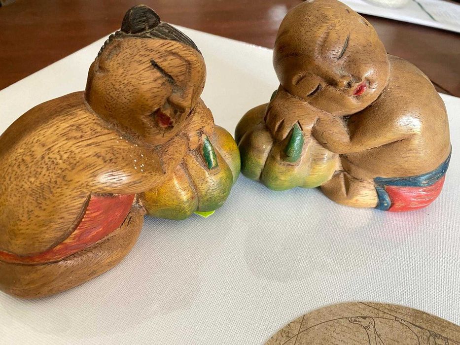 Conjunto vintage chinês de madeira esculpida à mão com 2 estatuetas