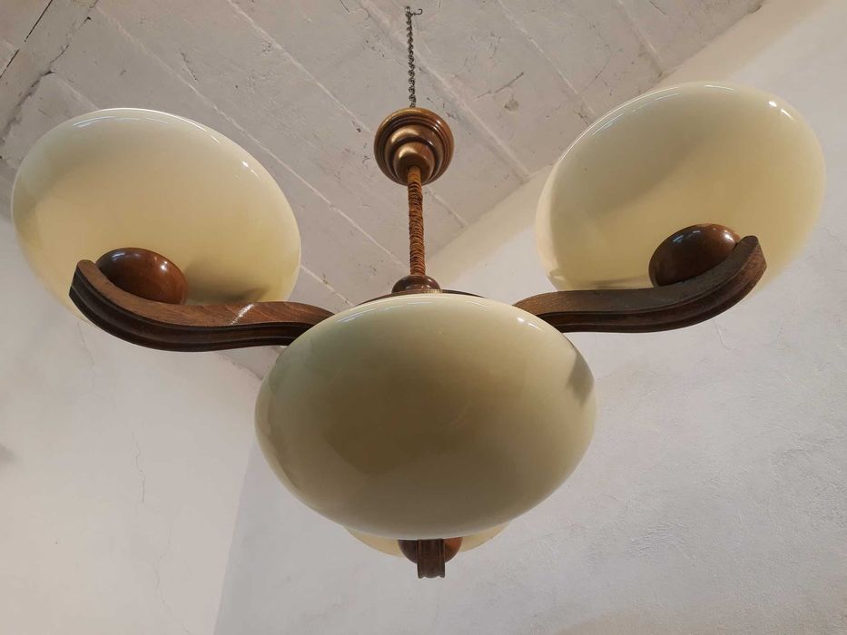 Żyrandol drewniany 3 ramienny klosze szklane otwarte od góry i 1 w dół