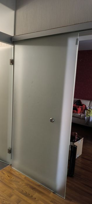 Szklane drzwi z systemem