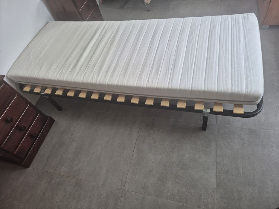 Cama solteiro: colchão e estrado com pés metálicos