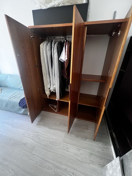 Guarda-roupa em madeira