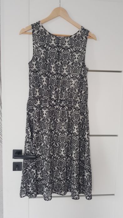 Elegancka, rozkloszowana sukienka midi rozm. 40