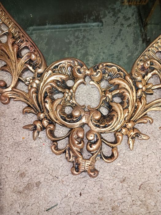 Esplêndido espelho de parede em bronze maciço polido, adornado ao esti