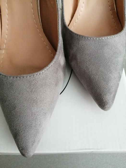 Szare buty na ozdobnym obcasie