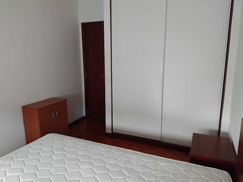 Arrenda-se quarto para solteiro/a