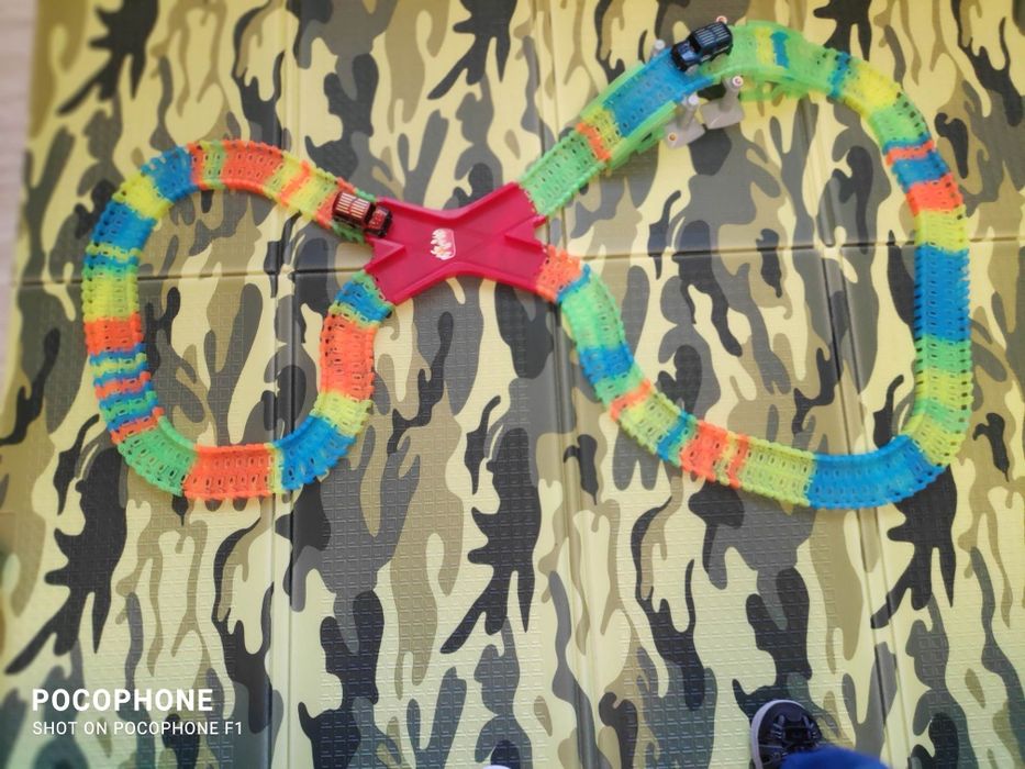 Волшебная трасса с двумя гоночными машинками.