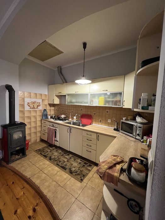 Продаж двох будинків у одному дворі.