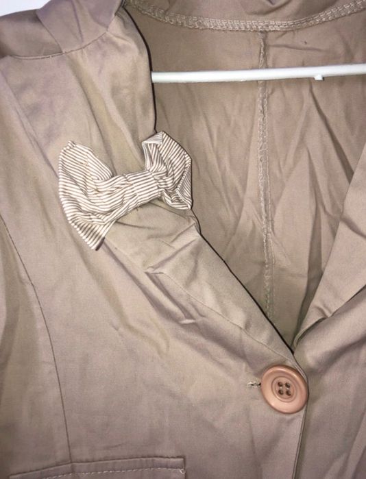 Kremowa marynarka z kokardką