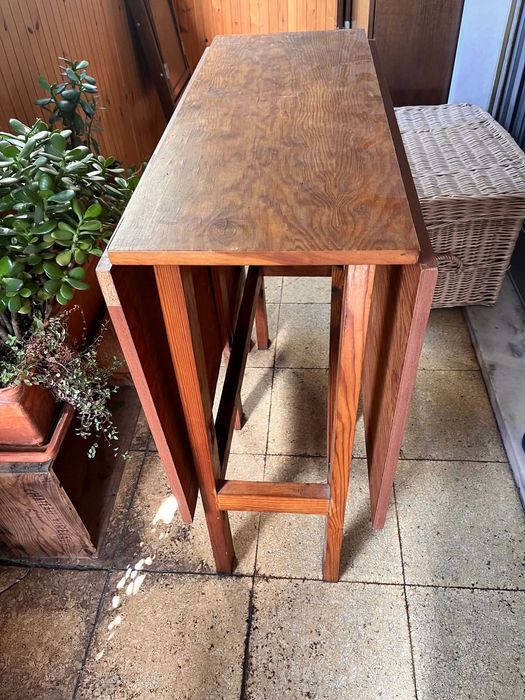 Mesa desdobrável com 4 bancos de madeira