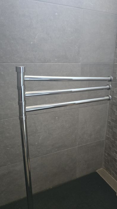 Toalheiro de pé em inox