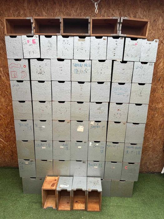 Gavetas antigas, caixas dispensadoras em madeira, 65 unidades