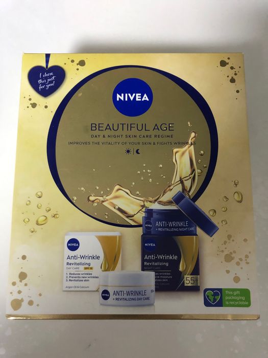 Продам женский косметический набор(кремы для лица+кремы для рук)