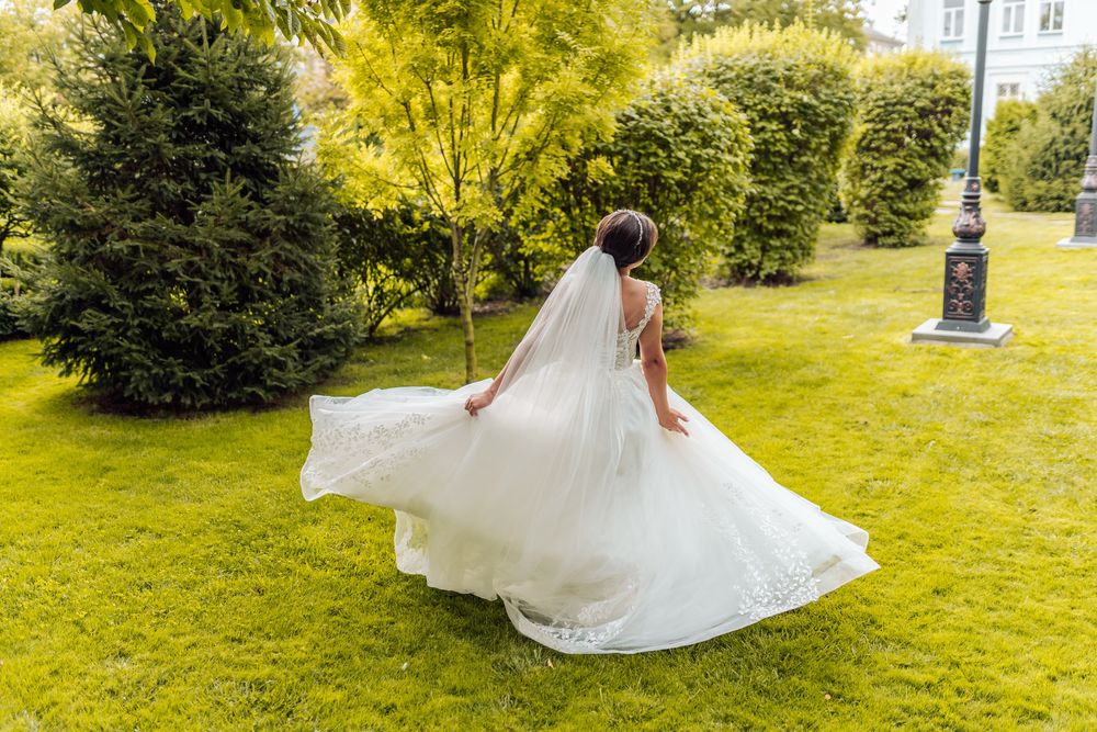 Весільна сукня зі шлейфом