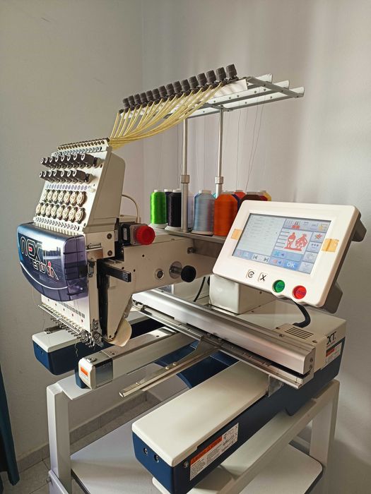 Máquina de bordado profissional