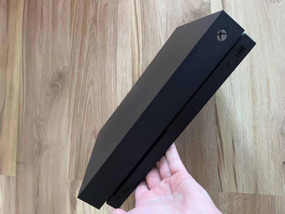 Xbox One X z kontrolerem