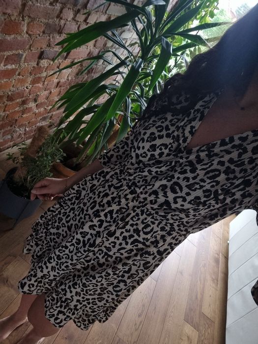 Beżowa sukienka w panterkę z dekoltem V r. S/M