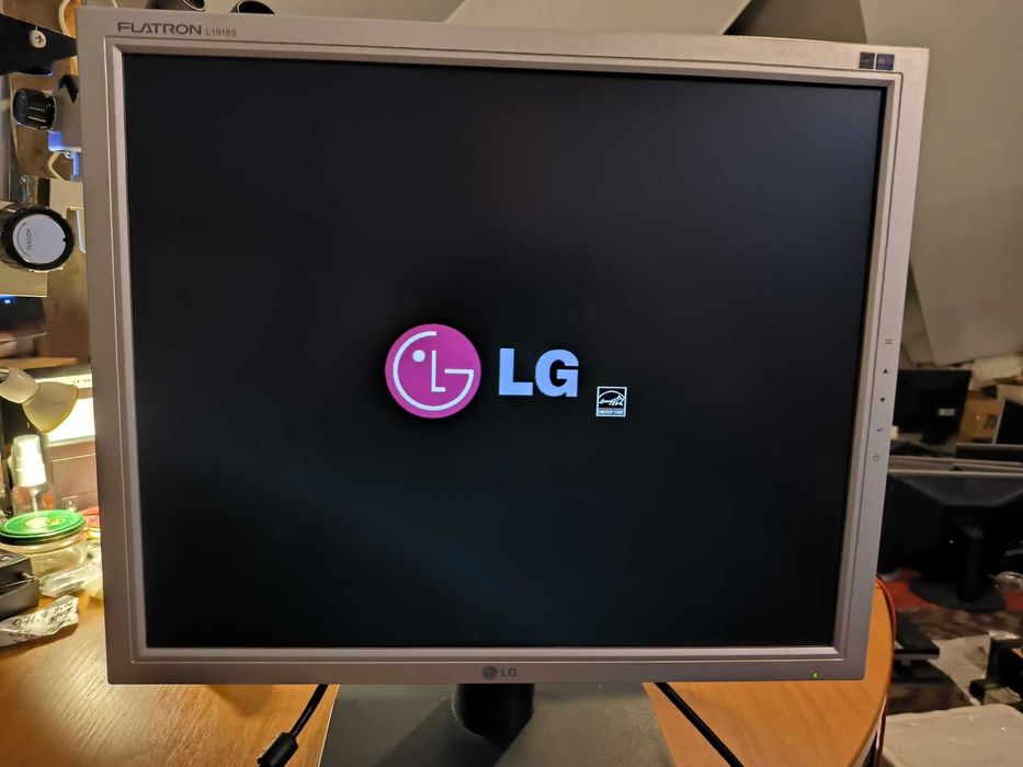Монітор 19" LG L1918S